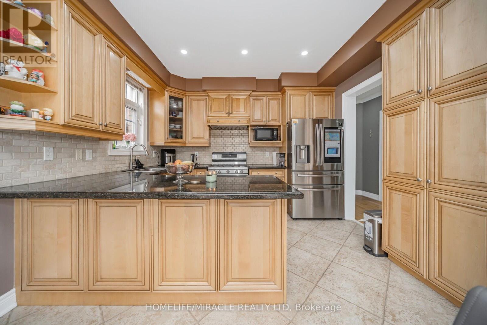 2 Roycrest Street, Brampton, Ontario  L6Z 4P5 - Photo 11 - W12278401