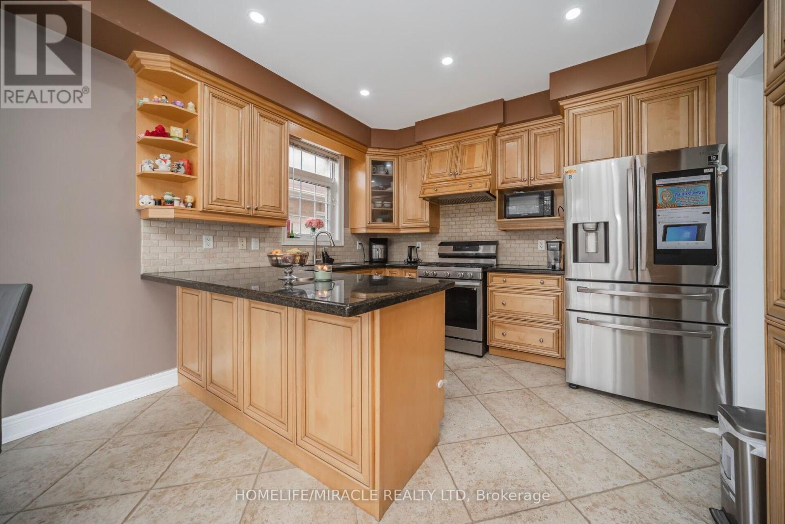 2 Roycrest Street, Brampton, Ontario  L6Z 4P5 - Photo 10 - W12278401