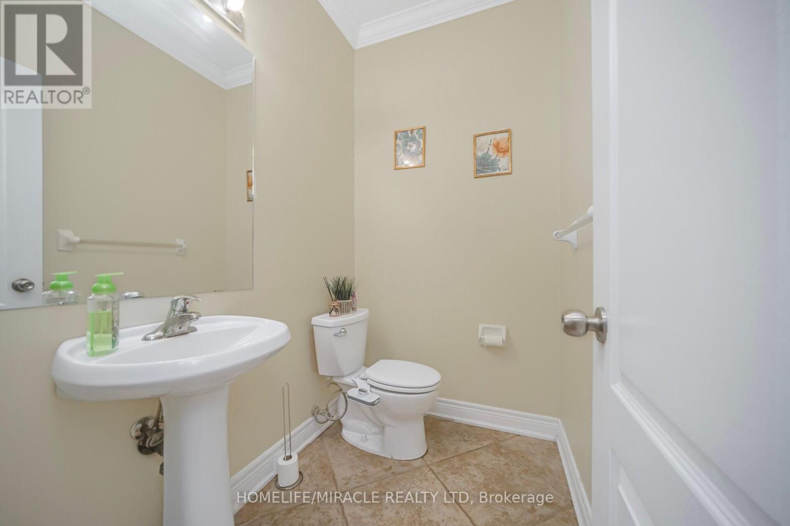 2 Roycrest Street, Brampton, Ontario  L6Z 4P5 - Photo 12 - W12278401