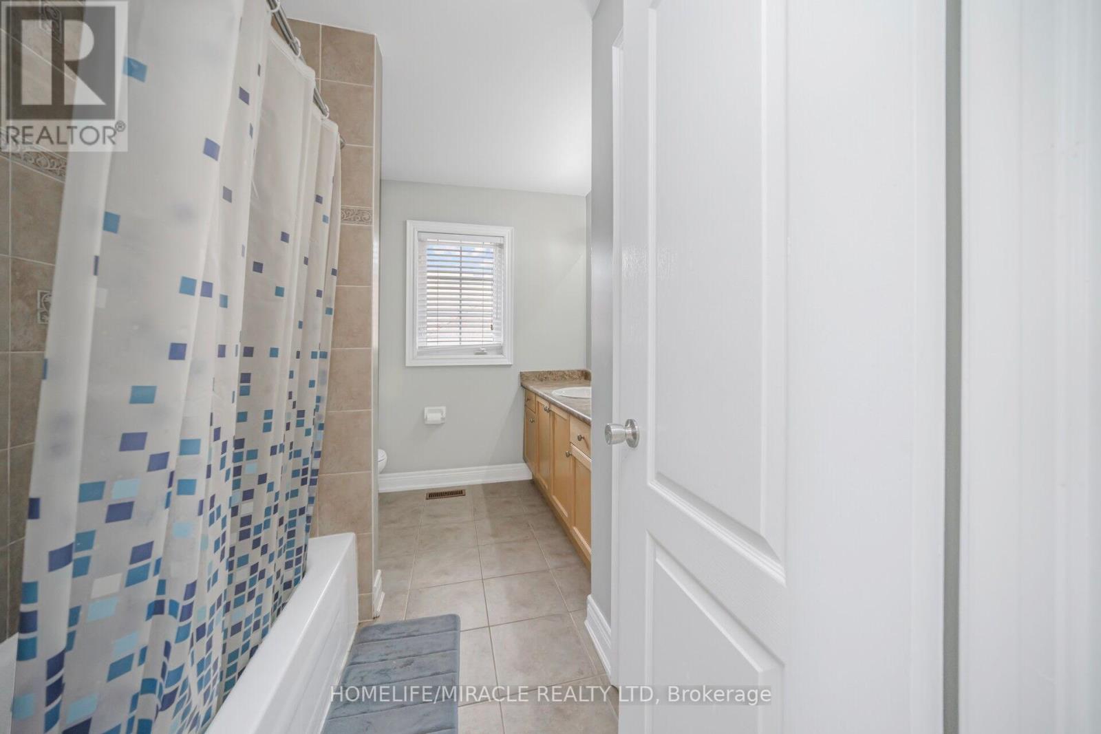 2 Roycrest Street, Brampton, Ontario  L6Z 4P5 - Photo 21 - W12278401
