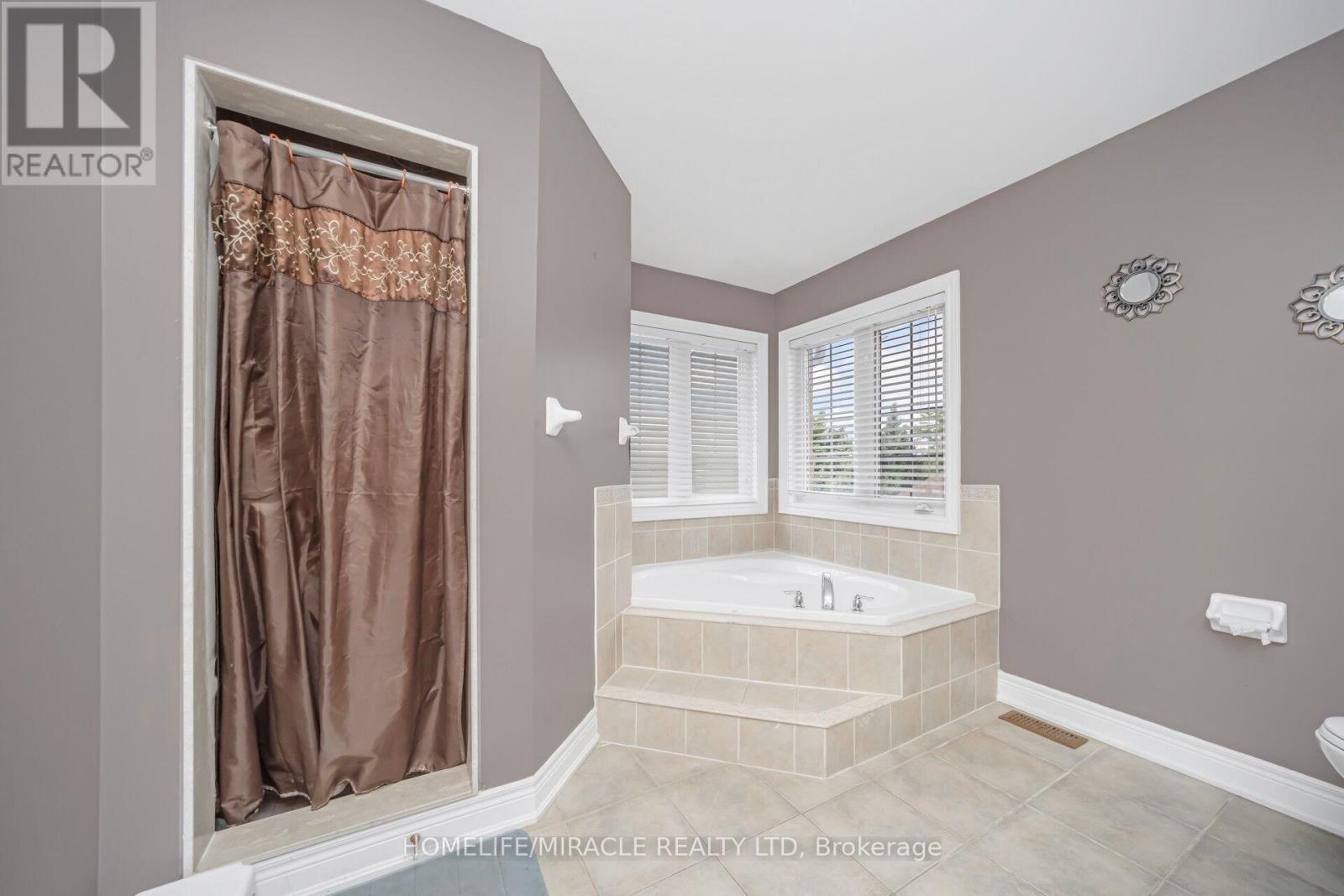2 Roycrest Street, Brampton, Ontario  L6Z 4P5 - Photo 27 - W12278401