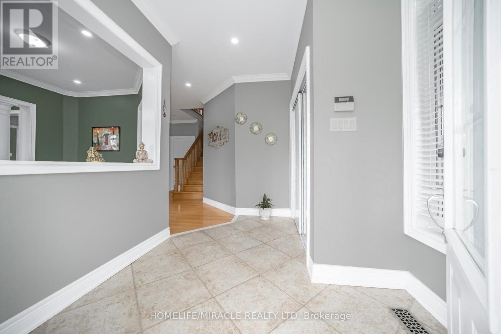 Property at 2 ROYCREST STREET image 4