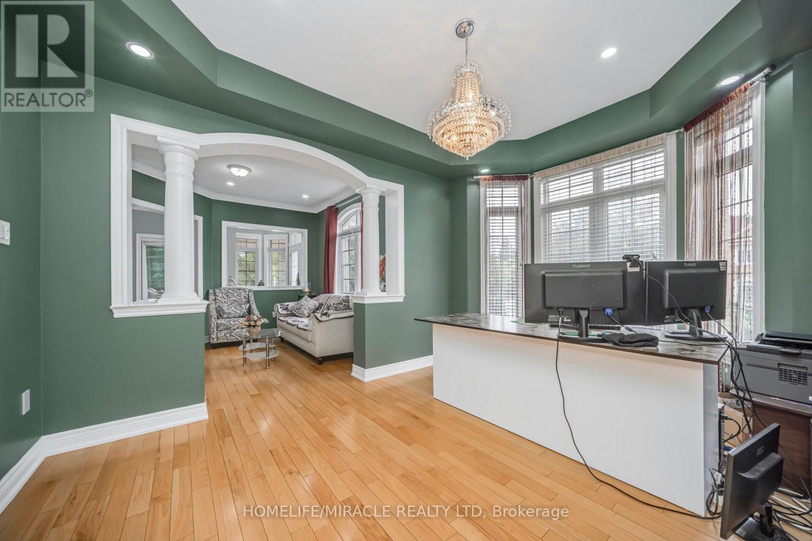 2 Roycrest Street, Brampton, Ontario  L6Z 4P5 - Photo 7 - W12278401