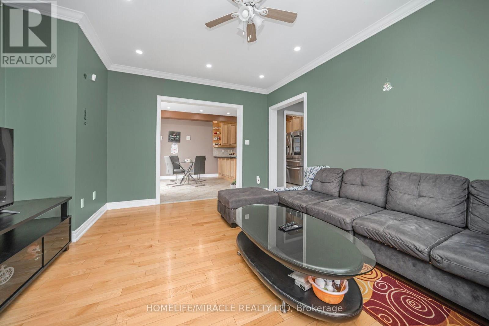 2 Roycrest Street, Brampton, Ontario  L6Z 4P5 - Photo 8 - W12278401