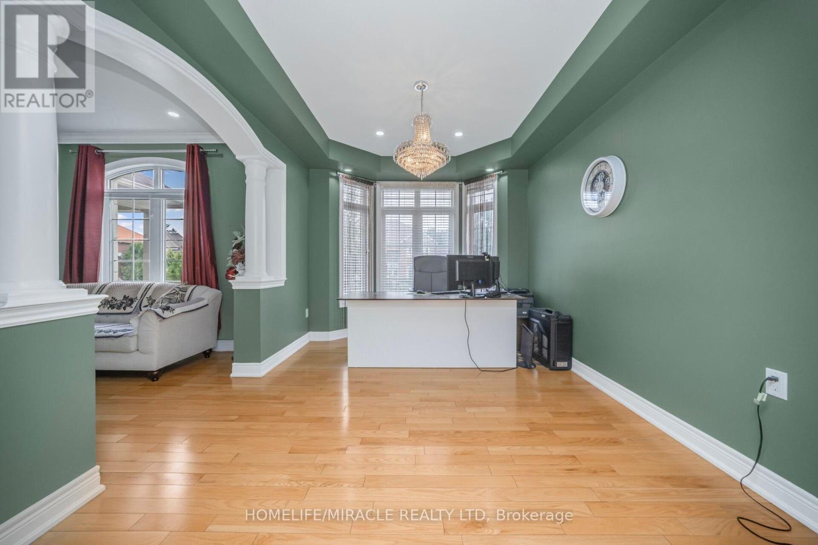 2 Roycrest Street, Brampton, Ontario  L6Z 4P5 - Photo 6 - W12278401