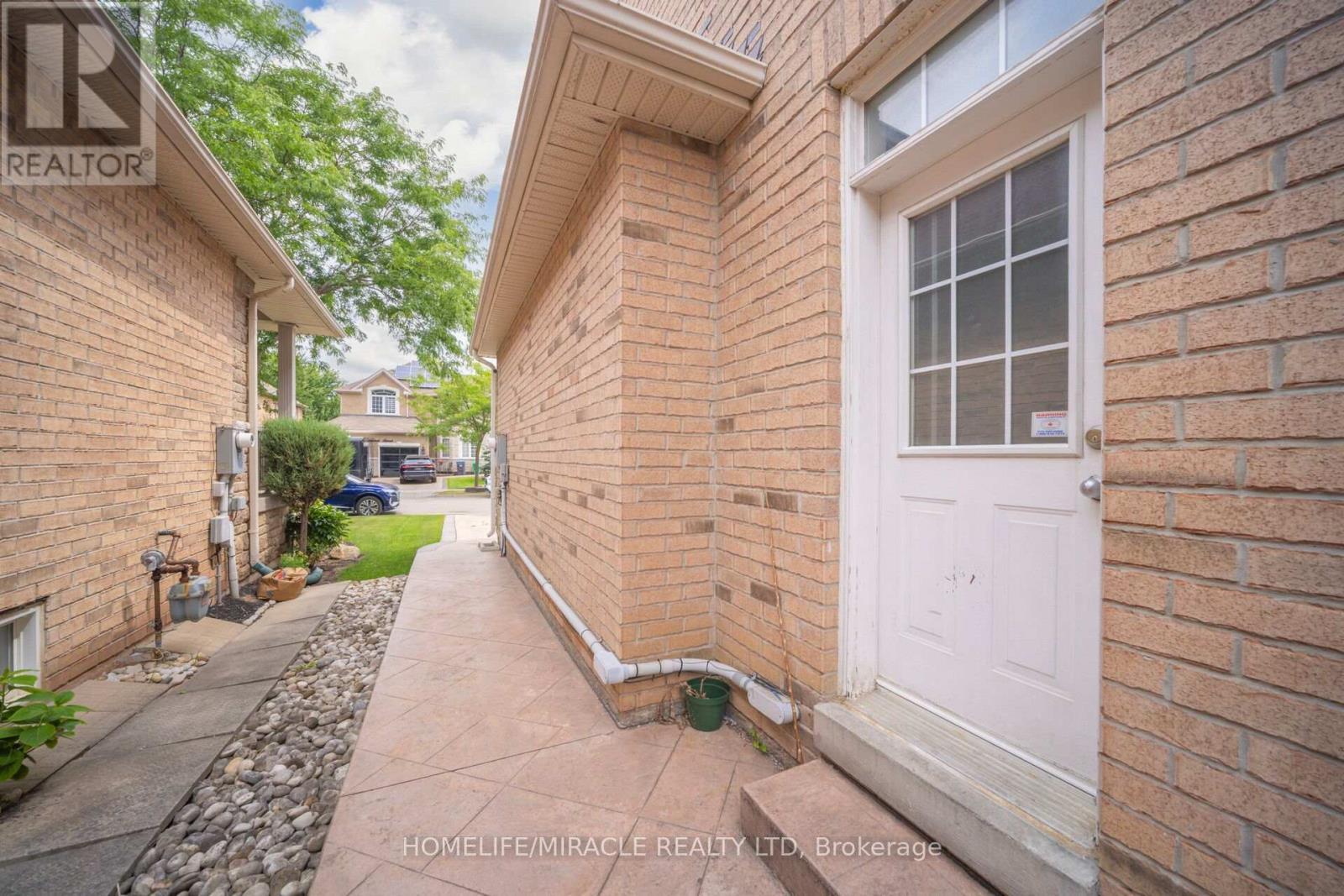 2 Roycrest Street, Brampton, Ontario  L6Z 4P5 - Photo 31 - W12278401