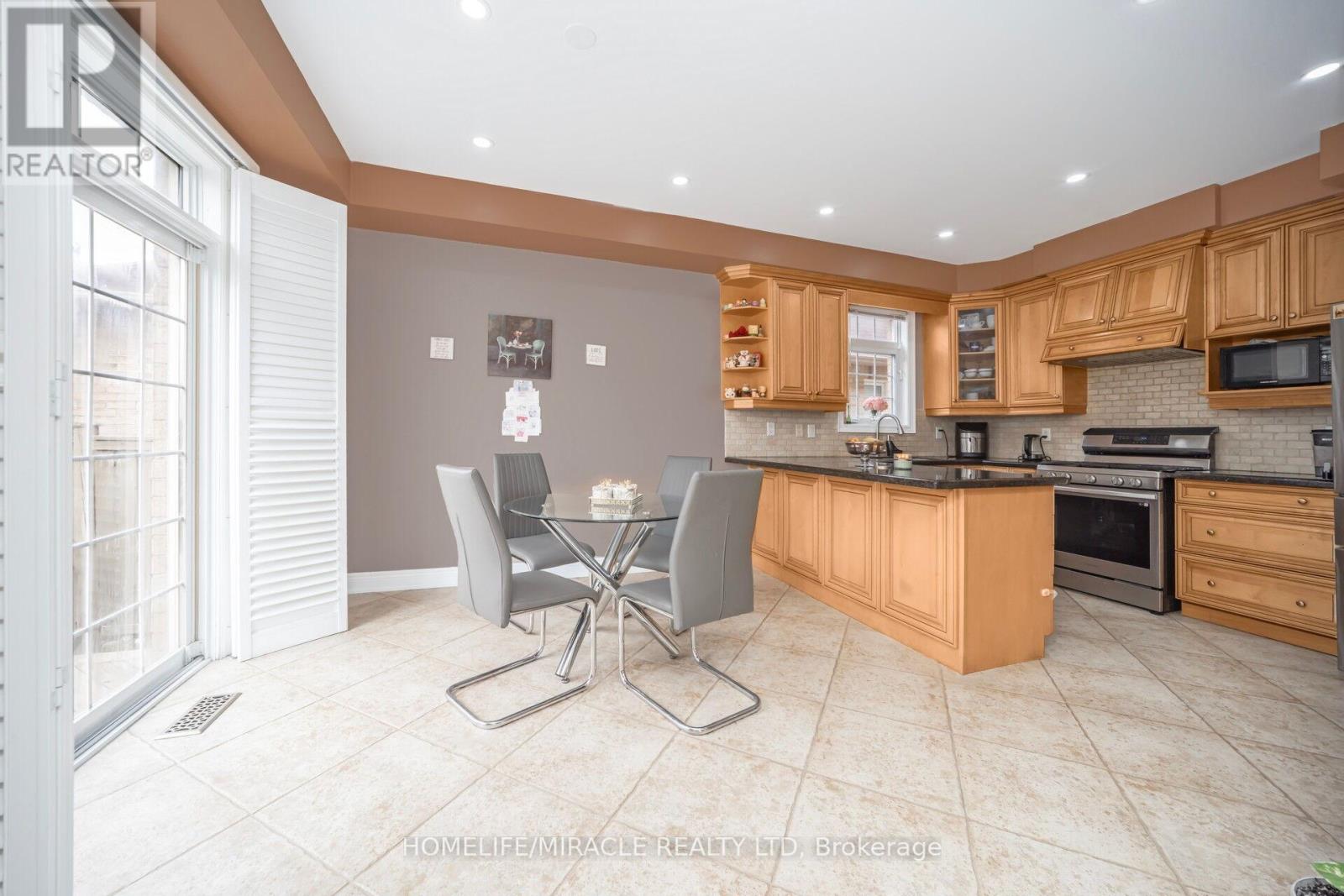 2 Roycrest Street, Brampton, Ontario  L6Z 4P5 - Photo 9 - W12278401