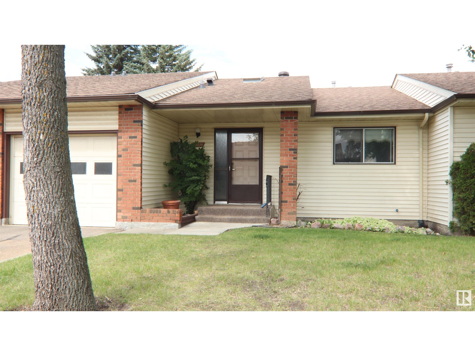 Property at 10816 11 AV NW image 4