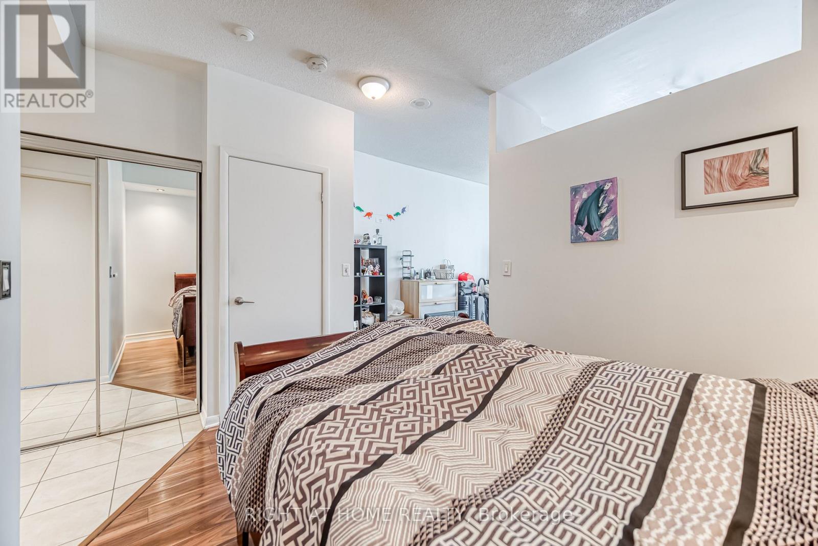 214 - 185 Legion Road N, Toronto, Ontario  M8Y 0A1 - Photo 11 - W12309701
