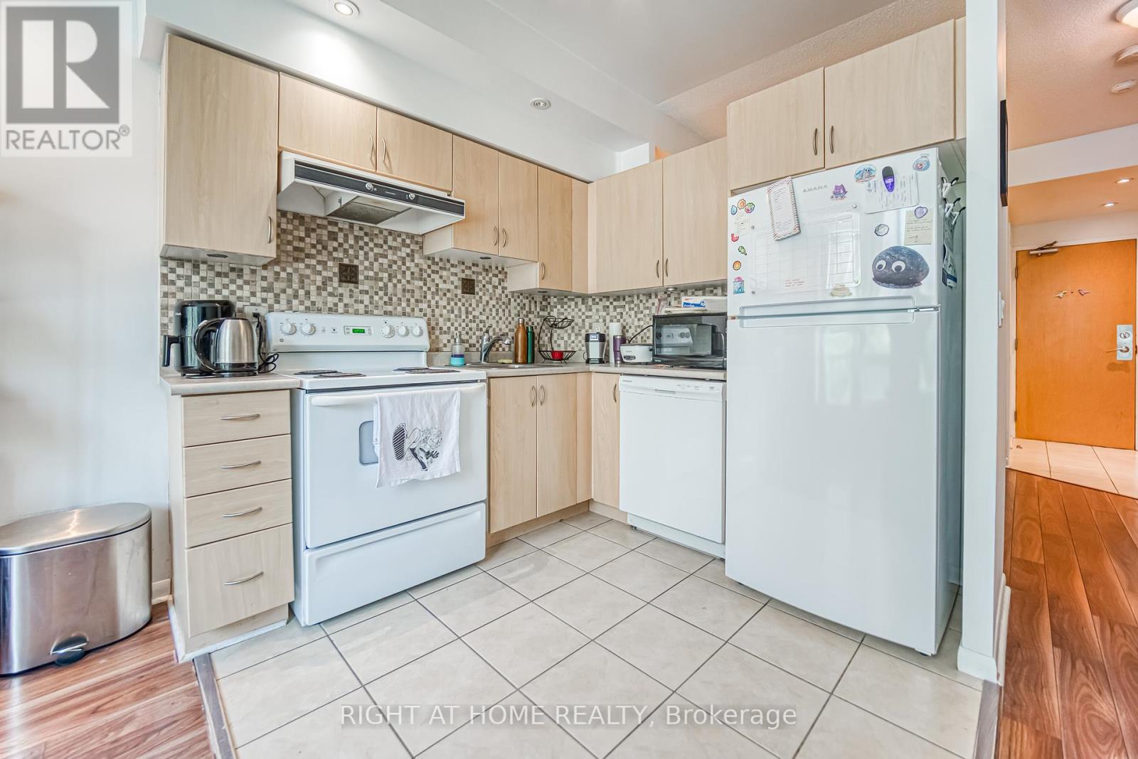 214 - 185 Legion Road N, Toronto, Ontario  M8Y 0A1 - Photo 24 - W12309701