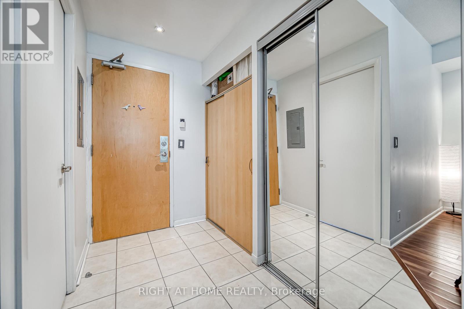 214 - 185 Legion Road N, Toronto, Ontario  M8Y 0A1 - Photo 7 - W12309701