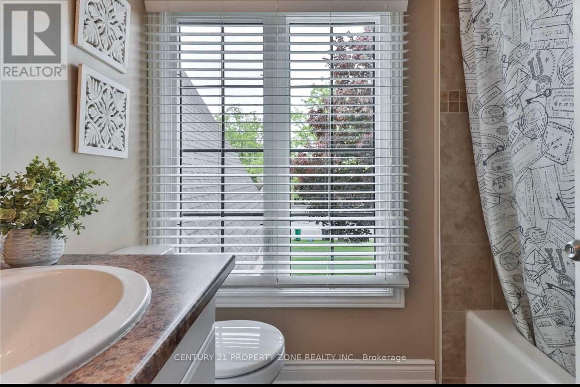 12 Torrance Wood, Brampton, Ontario  L6Y 2N3 - Photo 24 - W12309710