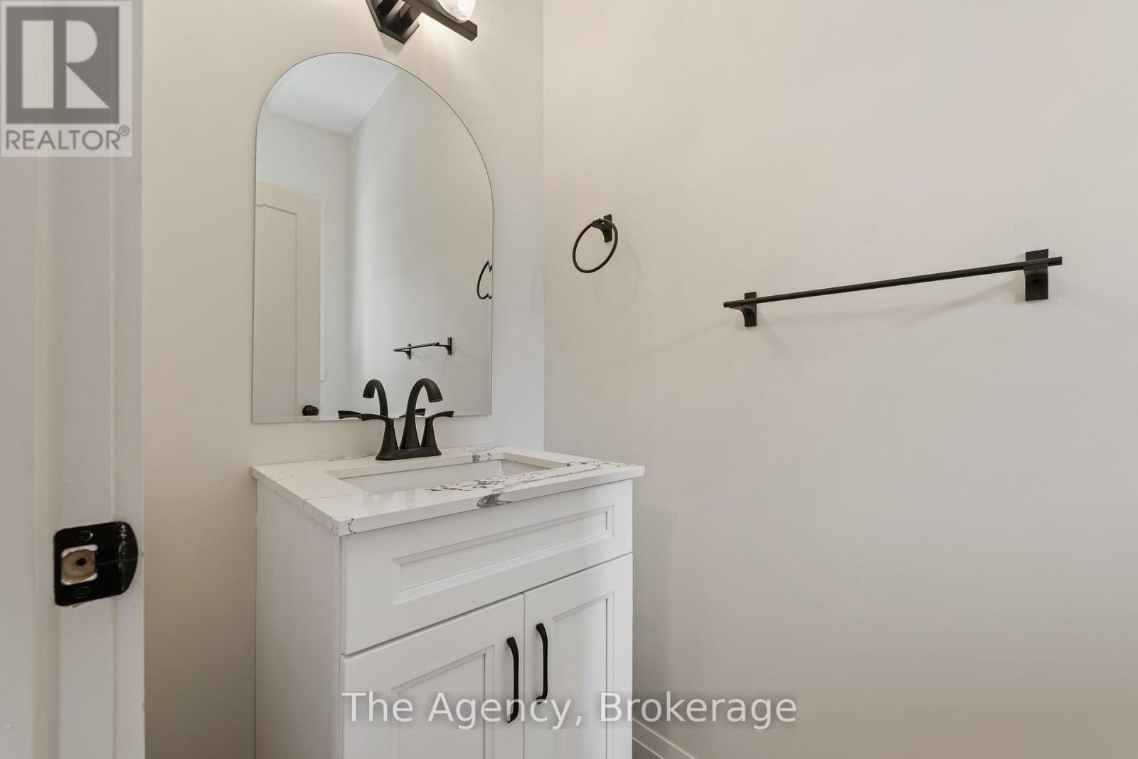 19 Violet Street, St. Catharines, Ontario  L2S 2X1 - Photo 5 - X12309812