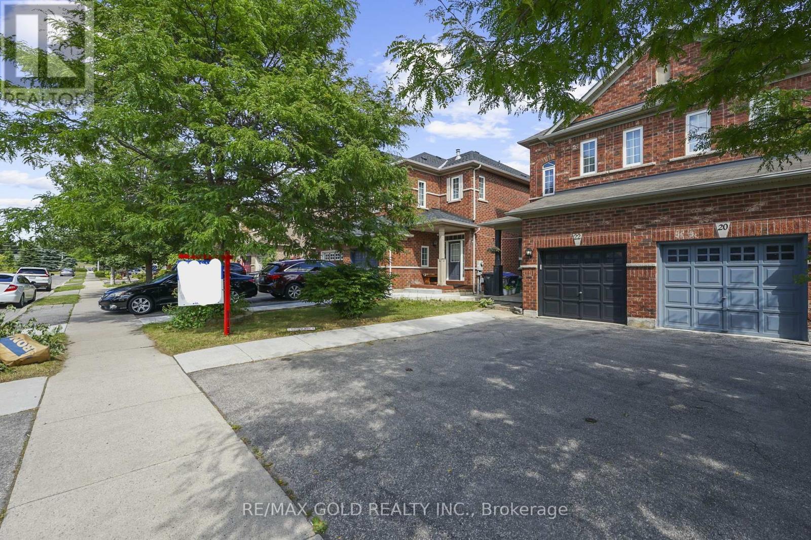 22 Nathaniel Crescent, Brampton, Ontario  L6Y 5M5 - Photo 2 - W12304704