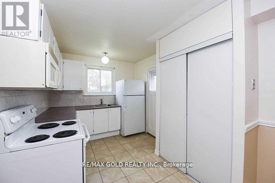 3657 Woodruff Crescent, Mississauga, Ontario  L4T 1T8 - Photo 3 - W12309950