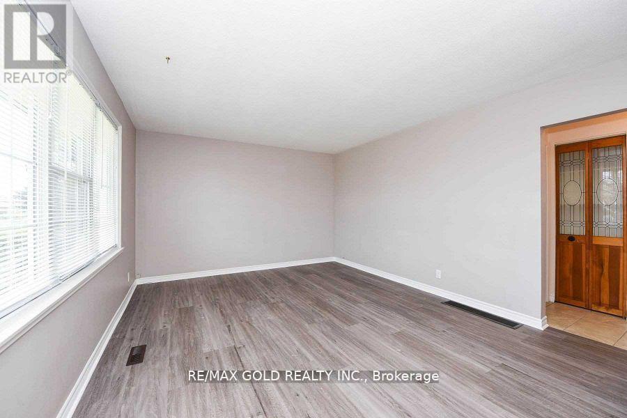 3657 Woodruff Crescent, Mississauga, Ontario  L4T 1T8 - Photo 4 - W12309950
