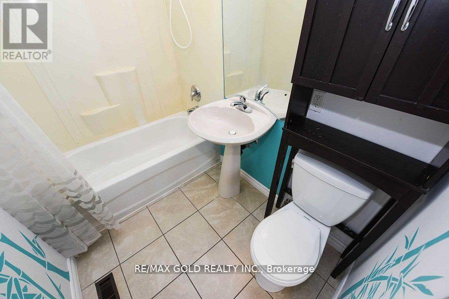 3657 Woodruff Crescent, Mississauga, Ontario  L4T 1T8 - Photo 7 - W12309950