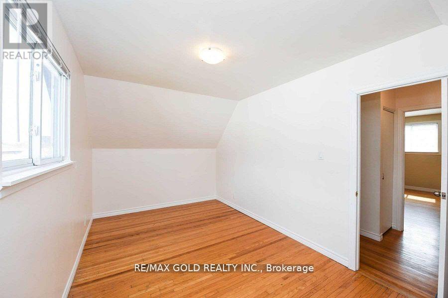 3657 Woodruff Crescent, Mississauga, Ontario  L4T 1T8 - Photo 9 - W12309950