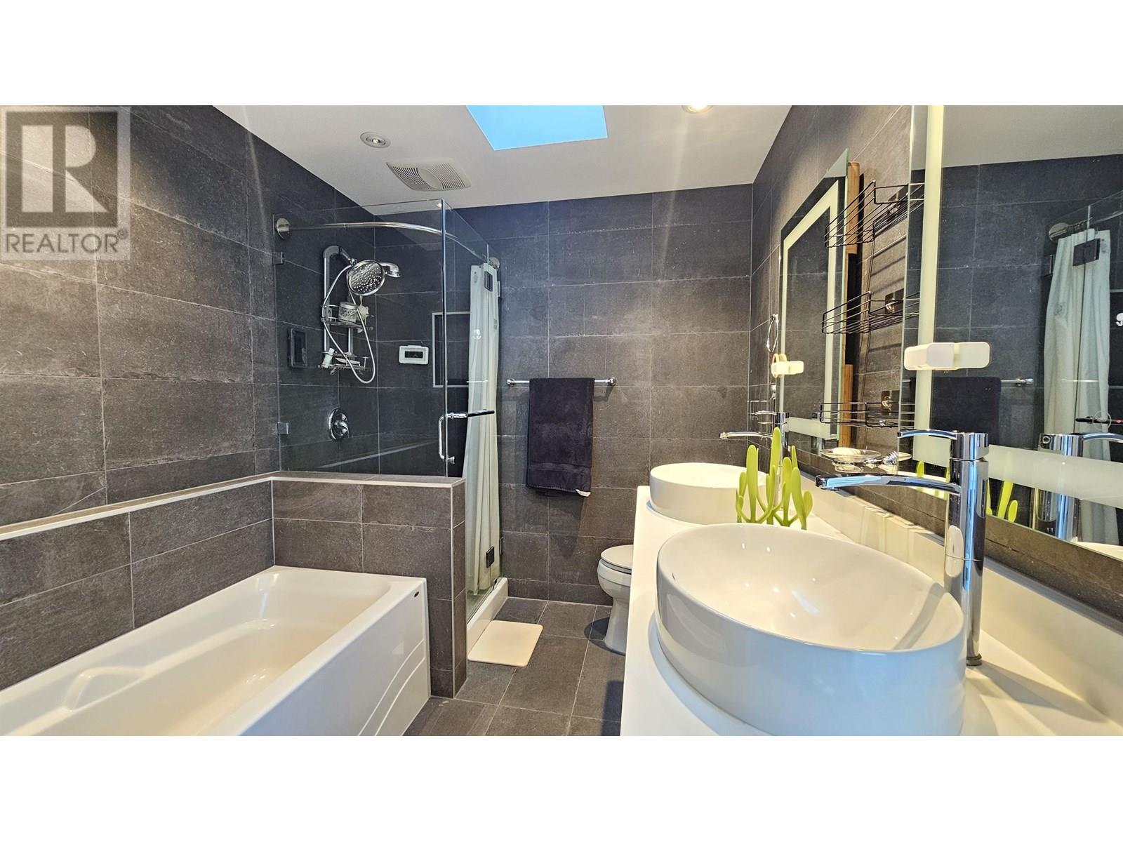 7756 Goodlad Street, Burnaby, British Columbia  V5E 2H6 - Photo 8 - R3027884