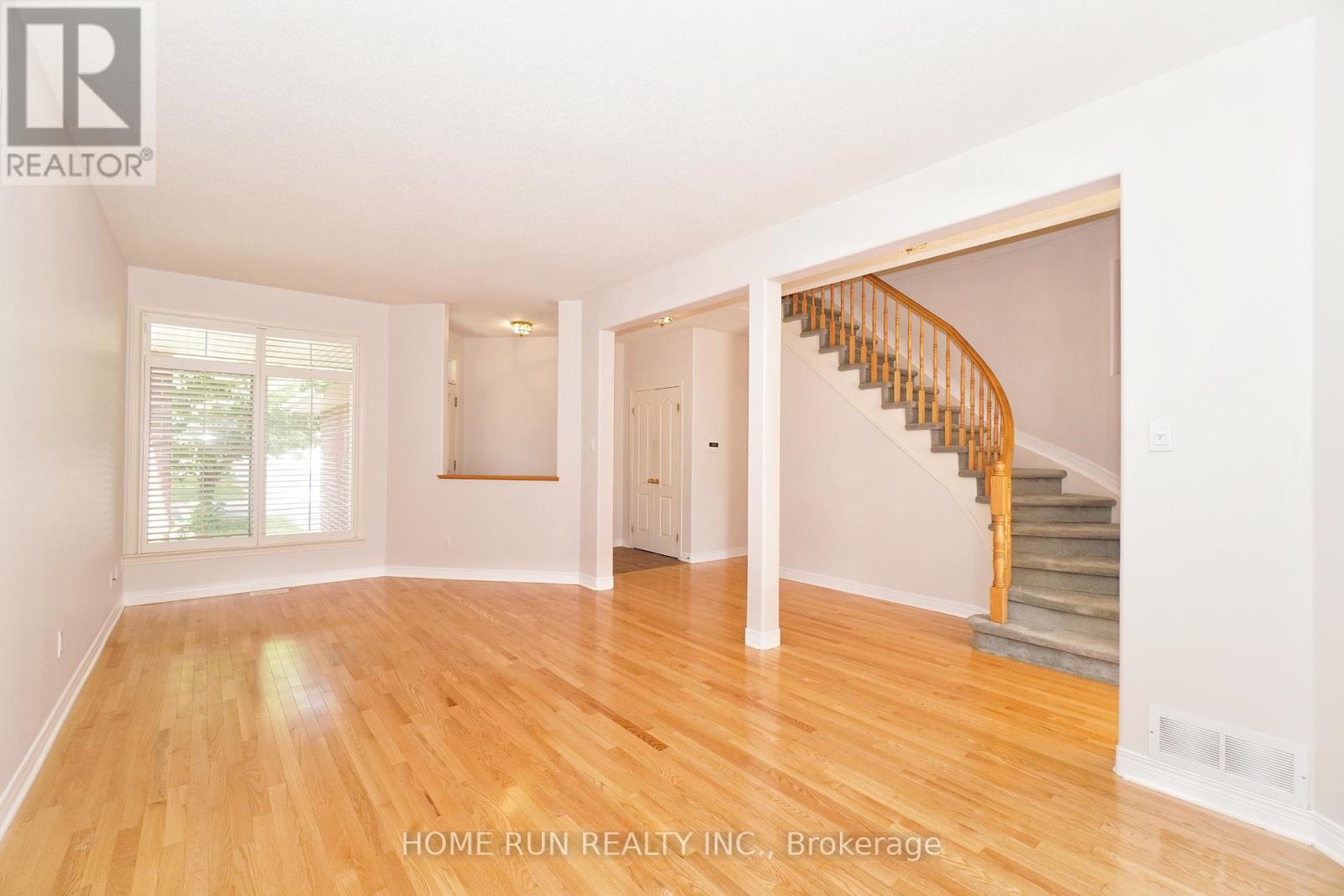 15 Evanshen Crescent, Ottawa, Ontario  K2K 2Z6 - Photo 4 - X12310064
