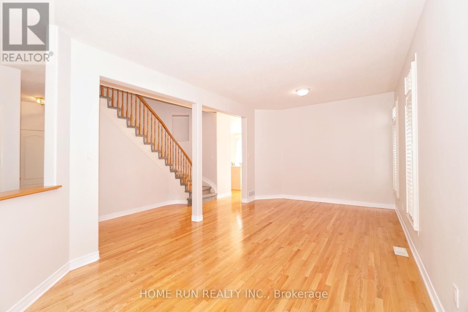 15 Evanshen Crescent, Ottawa, Ontario  K2K 2Z6 - Photo 3 - X12310064