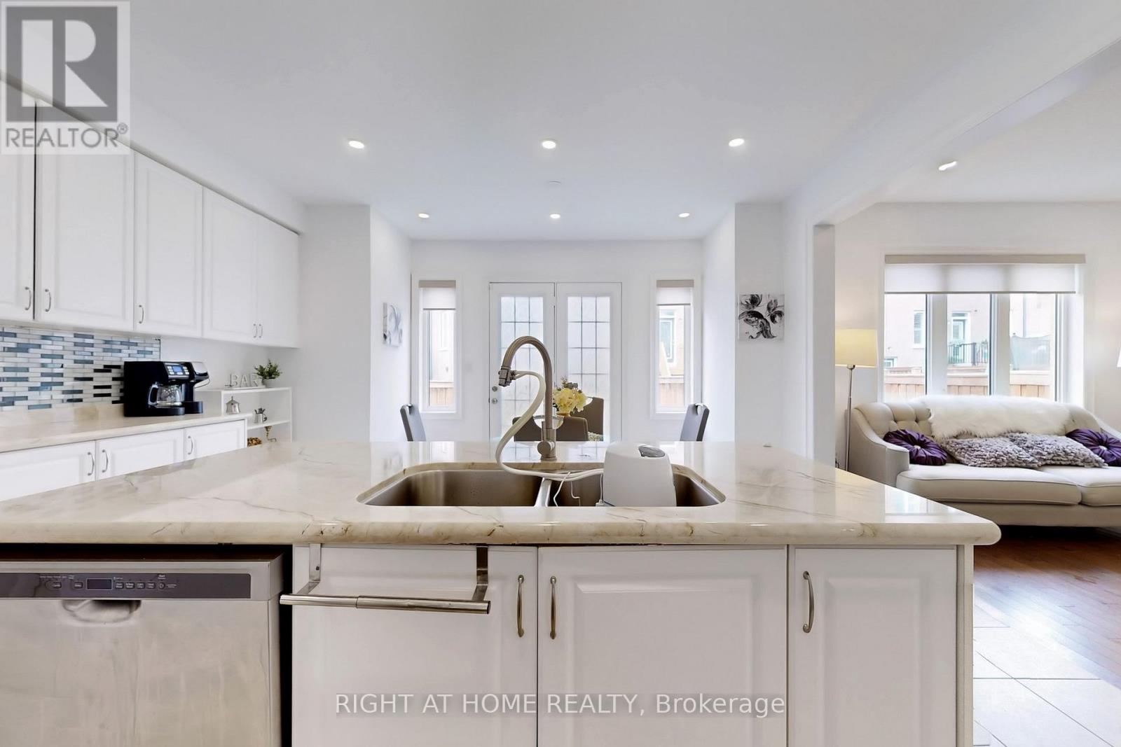 423 Grindstone Trail, Oakville, Ontario  L6H 0S1 - Photo 6 - W12309693