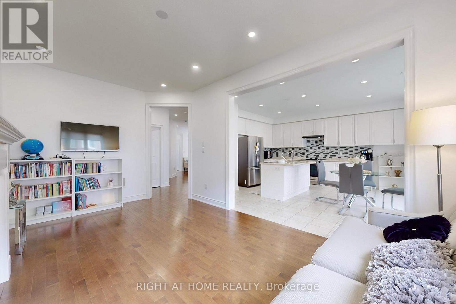 423 Grindstone Trail, Oakville, Ontario  L6H 0S1 - Photo 7 - W12309693