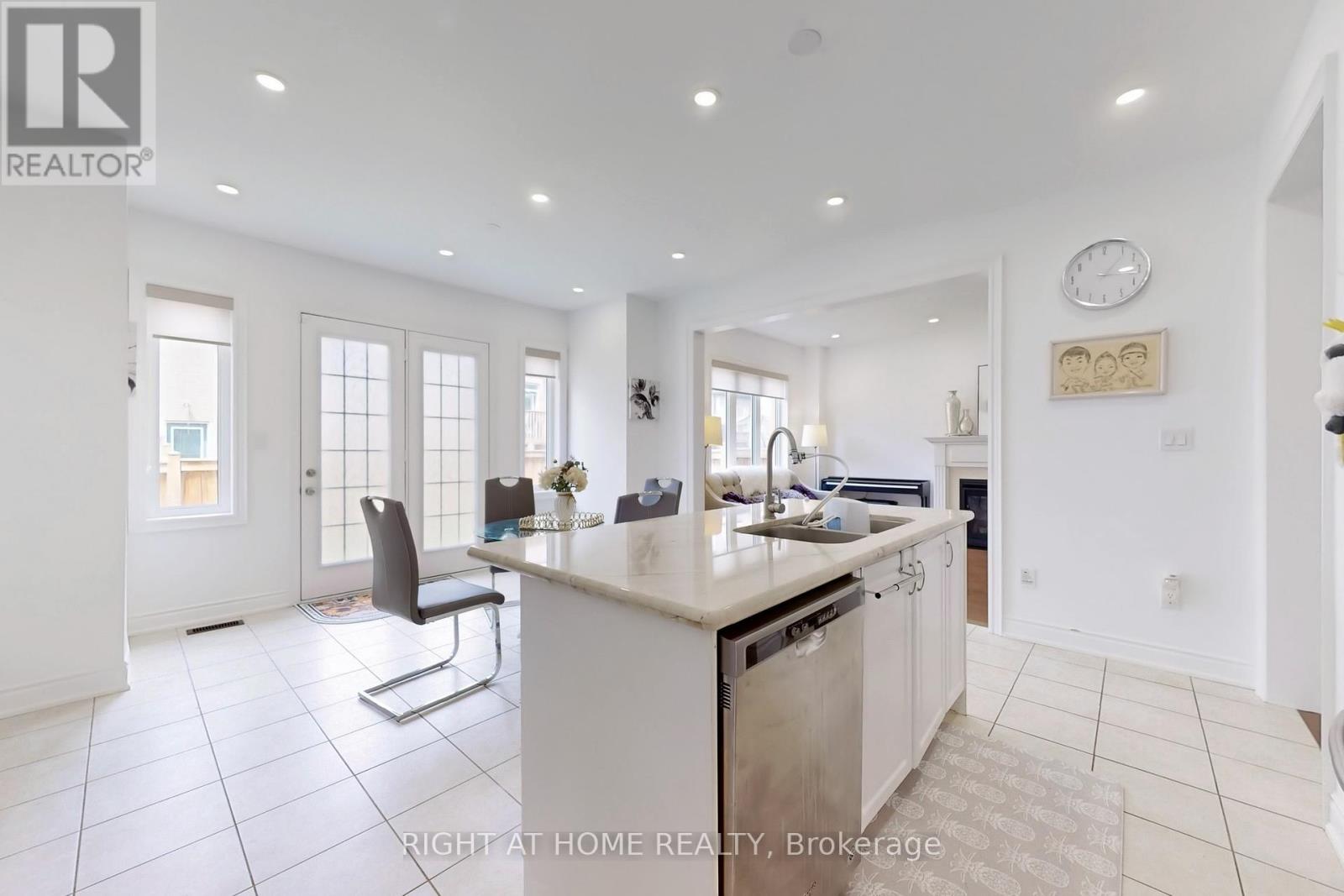 423 Grindstone Trail, Oakville, Ontario  L6H 0S1 - Photo 10 - W12309693