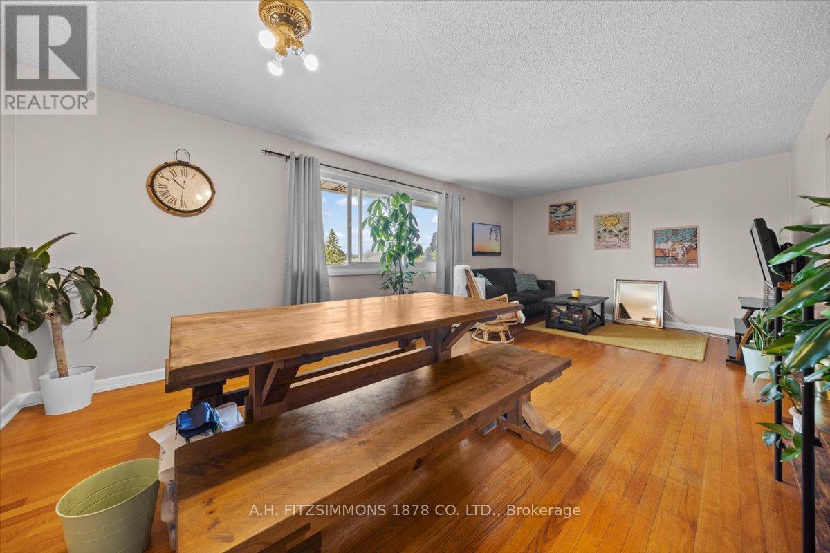 1217 Cameo Drive, Ottawa, Ontario  K2C 1Y9 - Photo 8 - X12307729