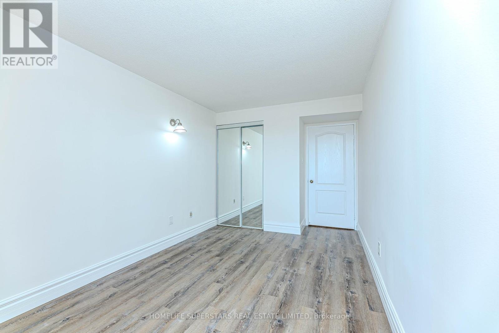 1005 - 7 Townsgate Drive, Vaughan, Ontario  L4J 7Z9 - Photo 12 - N12310118