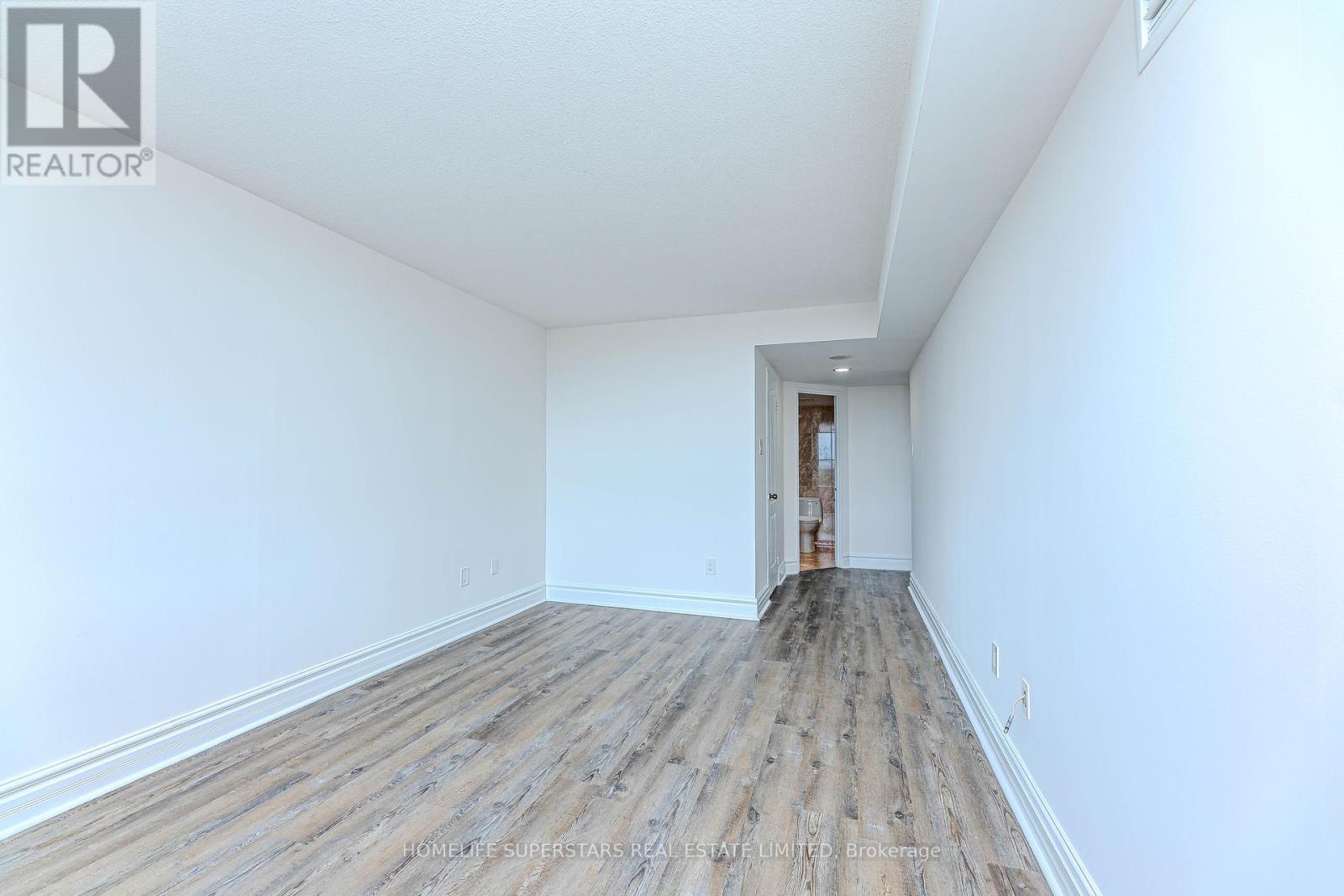 1005 - 7 Townsgate Drive, Vaughan, Ontario  L4J 7Z9 - Photo 16 - N12310118