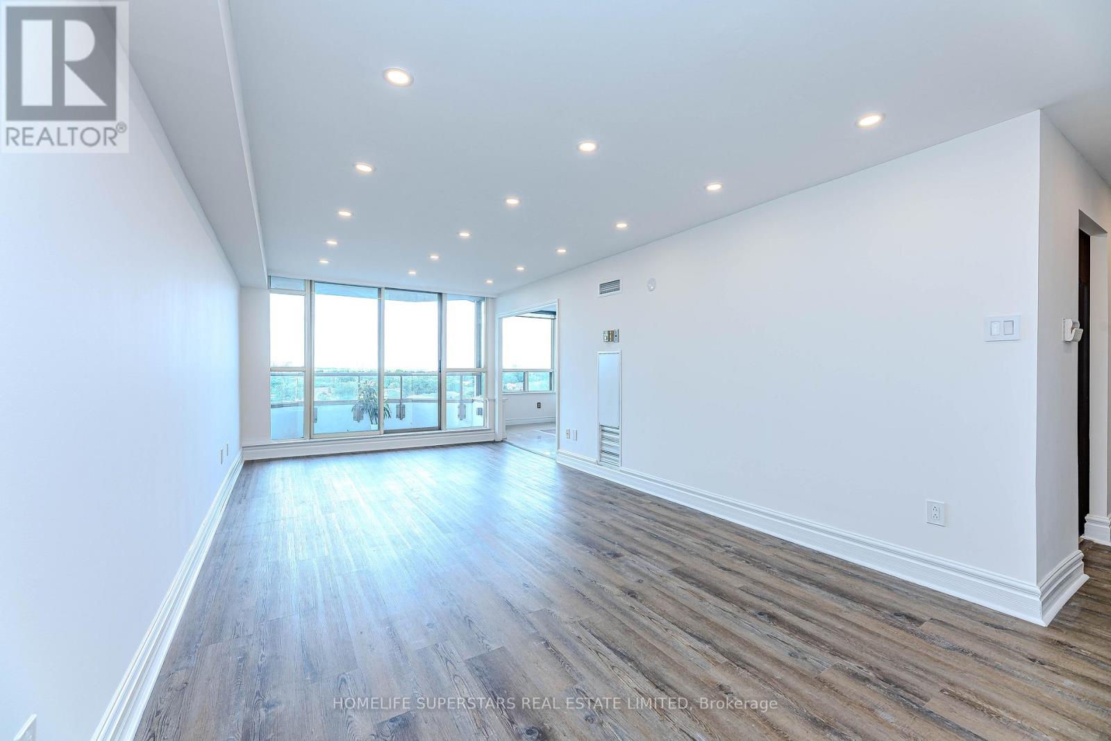 1005 - 7 Townsgate Drive, Vaughan, Ontario  L4J 7Z9 - Photo 6 - N12310118