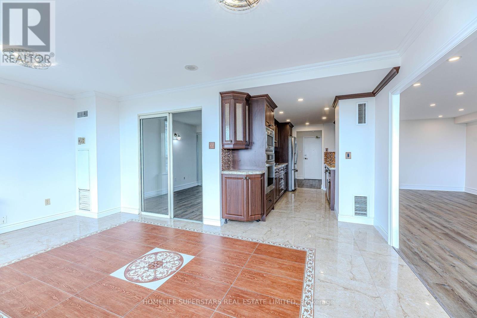 1005 - 7 Townsgate Drive, Vaughan, Ontario  L4J 7Z9 - Photo 8 - N12310118