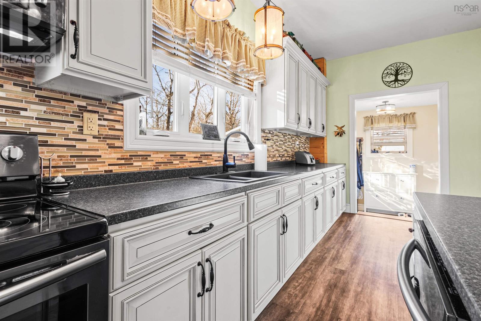 9 Mcdougall Street, Springhill, Nova Scotia  B0M 1X0 - Photo 8 - 202504284