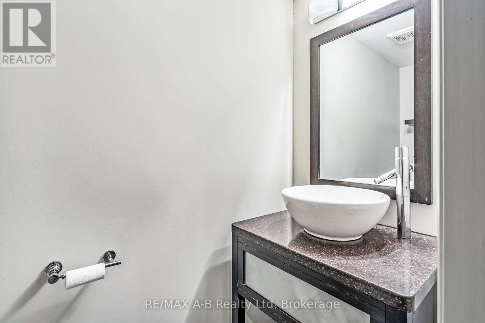 78 Valewood Place, Kitchener, Ontario  N2H 4N6 - Photo 18 - X12310152