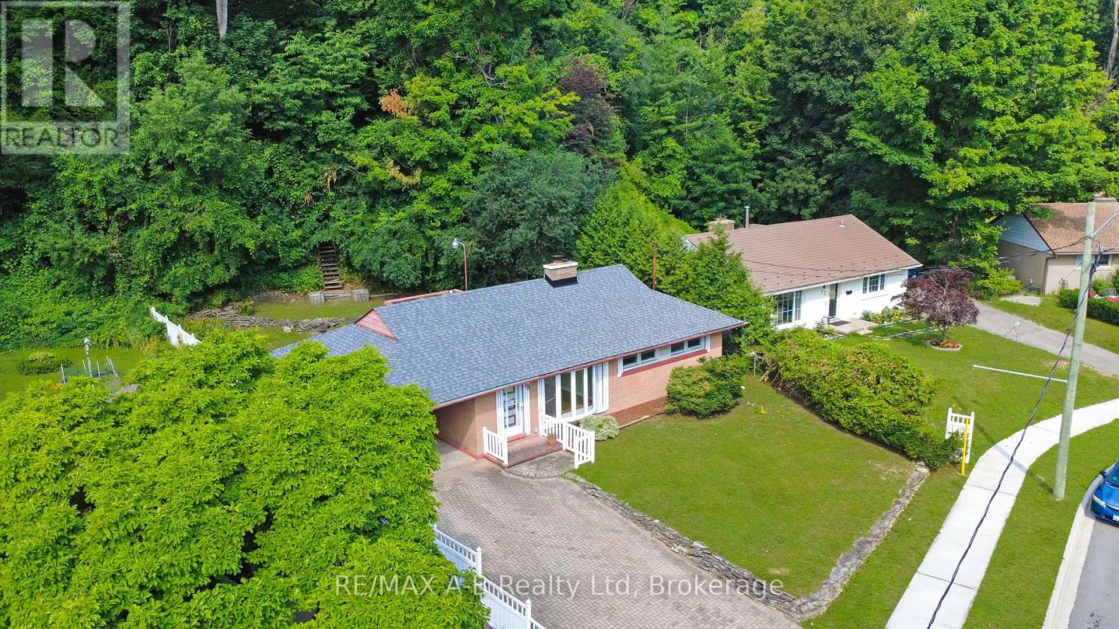 78 Valewood Place, Kitchener, Ontario  N2H 4N6 - Photo 2 - X12310152