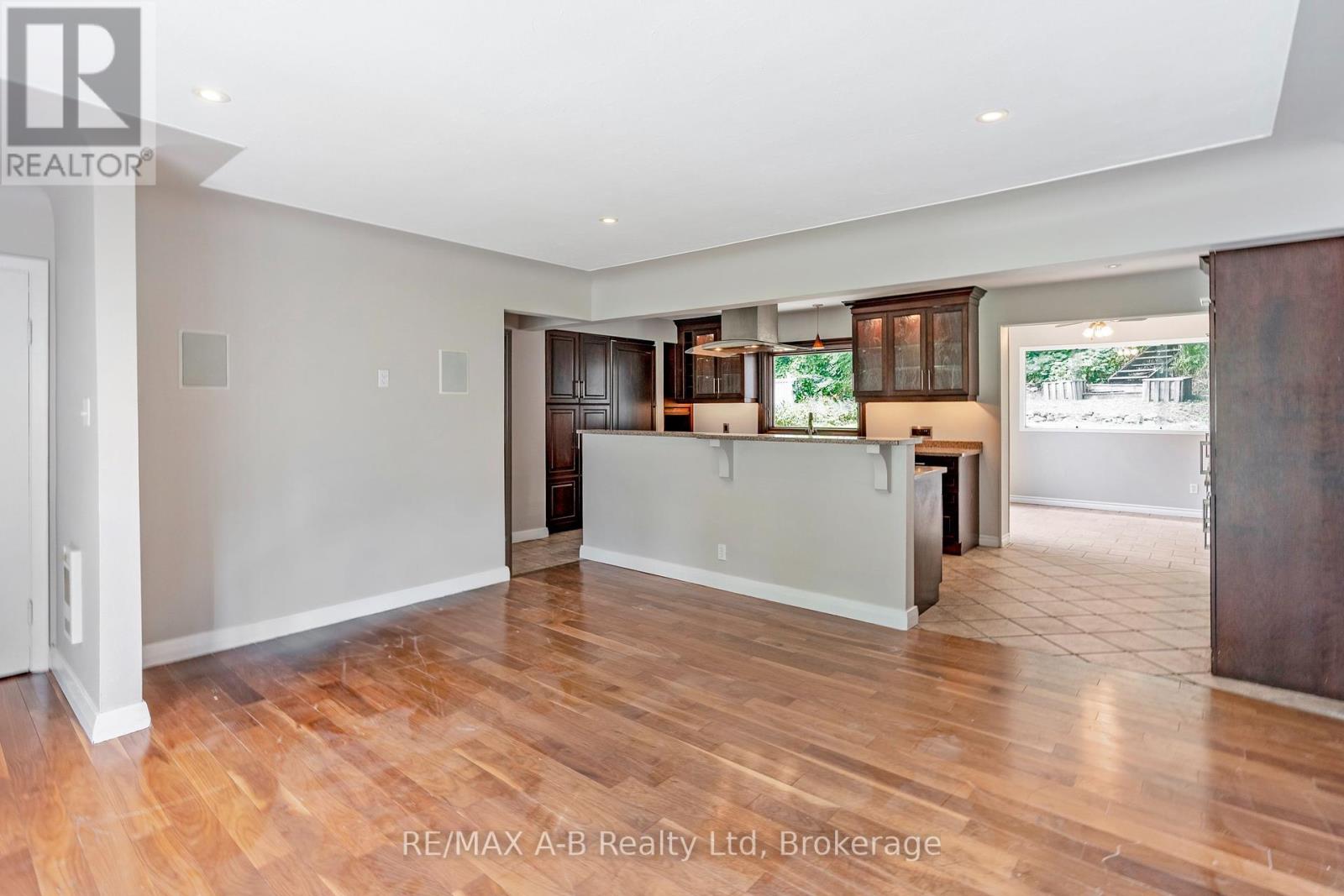 78 Valewood Place, Kitchener, Ontario  N2H 4N6 - Photo 4 - X12310152