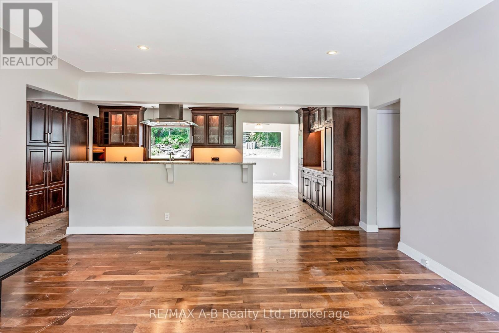 78 Valewood Place, Kitchener, Ontario  N2H 4N6 - Photo 5 - X12310152