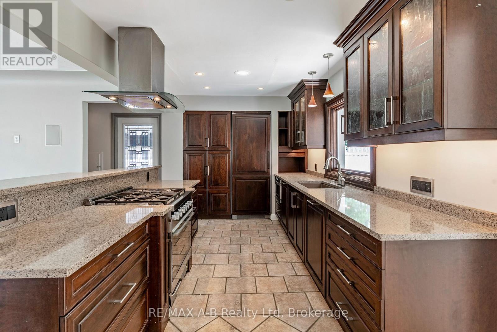 78 Valewood Place, Kitchener, Ontario  N2H 4N6 - Photo 6 - X12310152