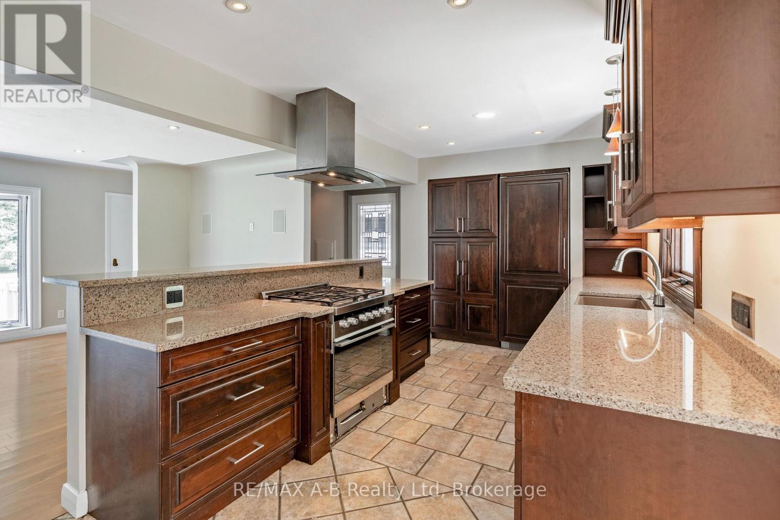 78 Valewood Place, Kitchener, Ontario  N2H 4N6 - Photo 7 - X12310152