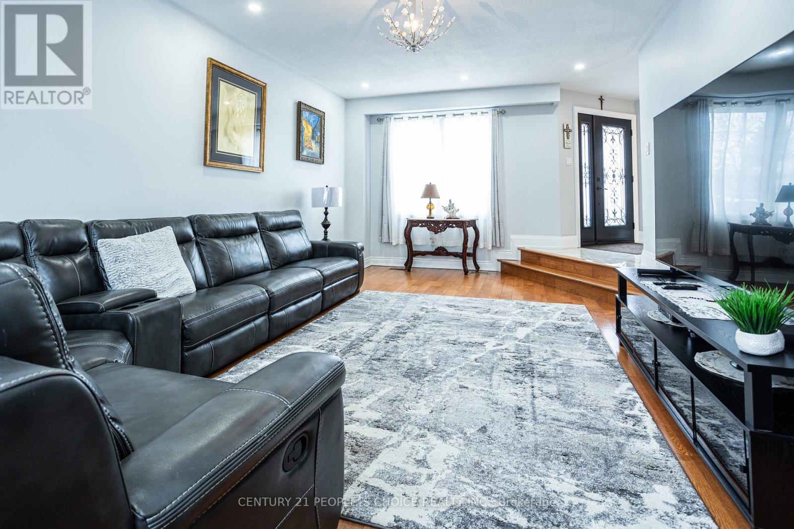 32 Madrid Crescent, Brampton, Ontario  L6S 2X4 - Photo 9 - W12201591