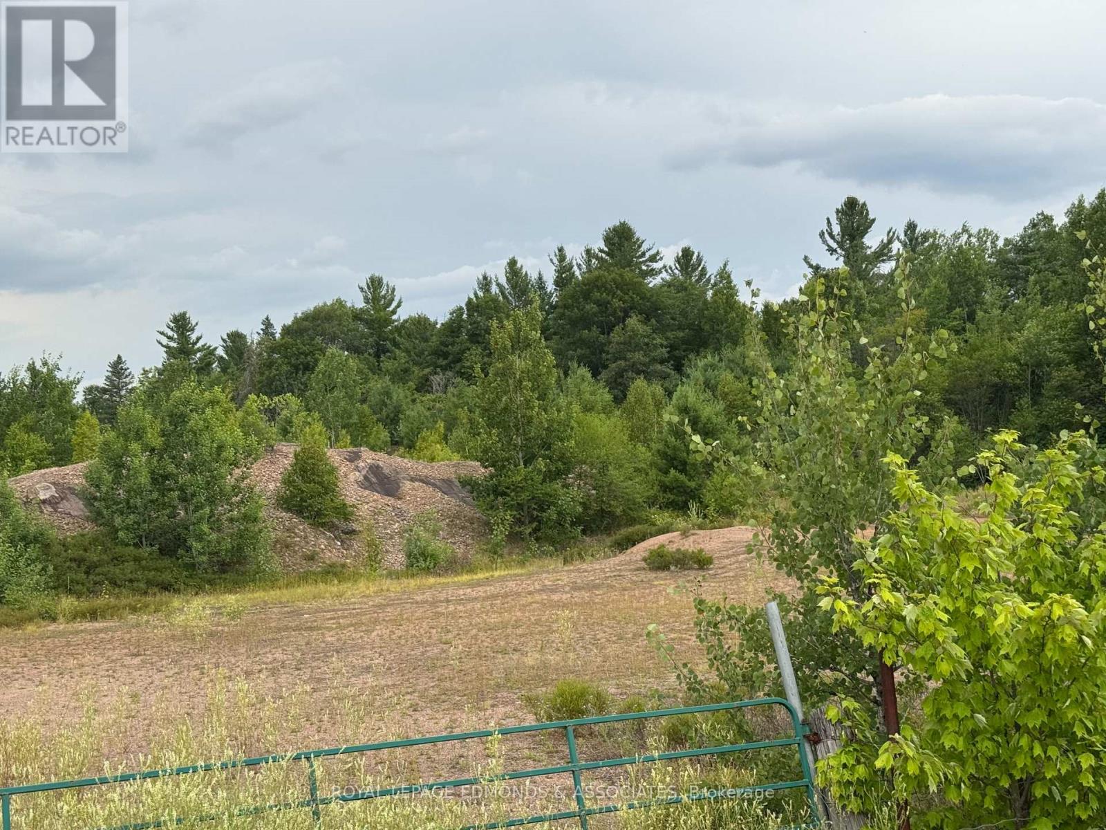 705 Rantz Road, Petawawa, Ontario  K8H 2W8 - Photo 3 - X12310378
