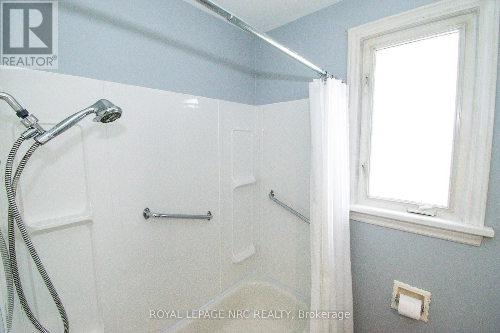 11 Melrose Avenue, St. Catharines, Ontario  L2P 2E3 - Photo 13 - X12310271