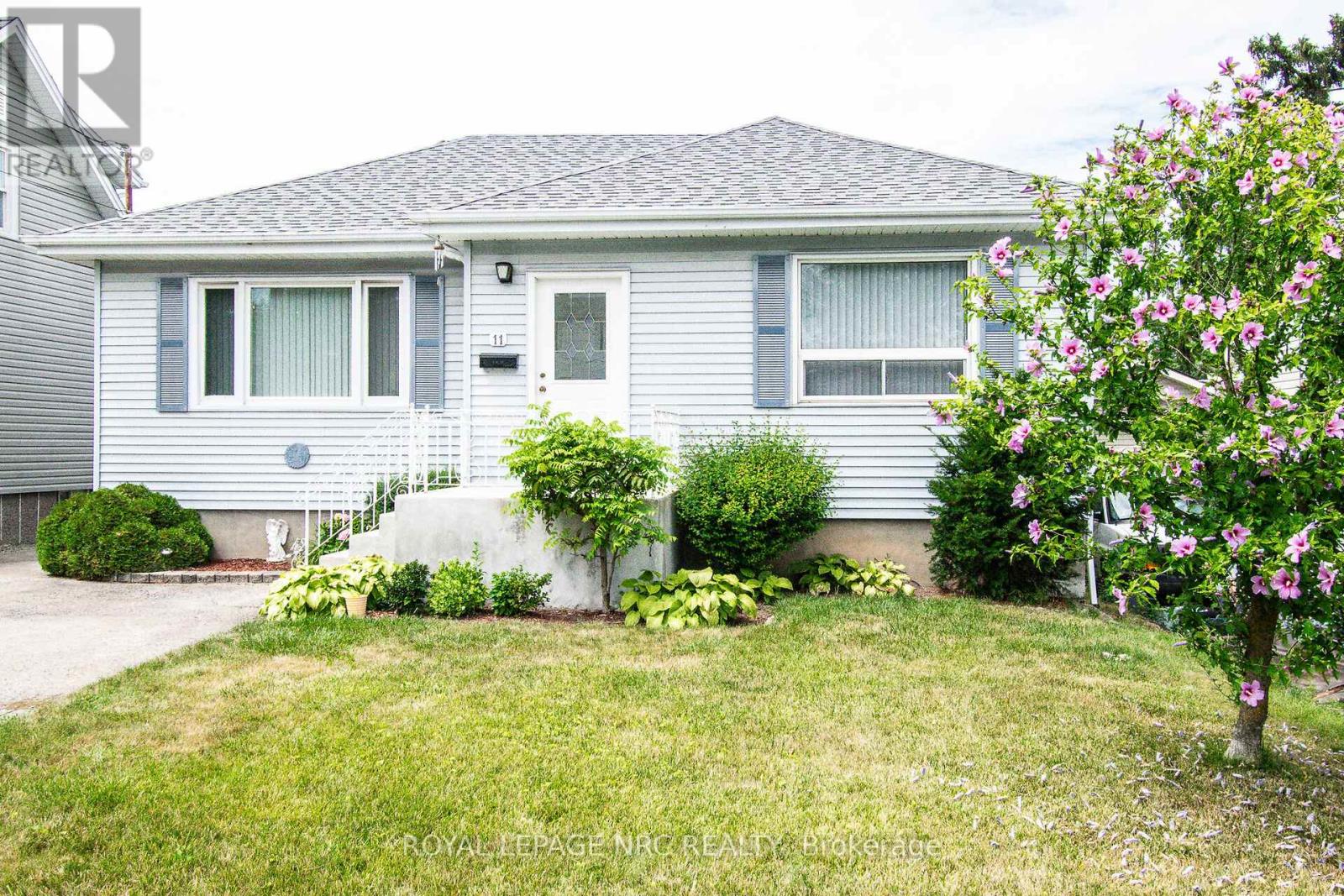 11 Melrose Avenue, St. Catharines, Ontario  L2P 2E3 - Photo 2 - X12310271