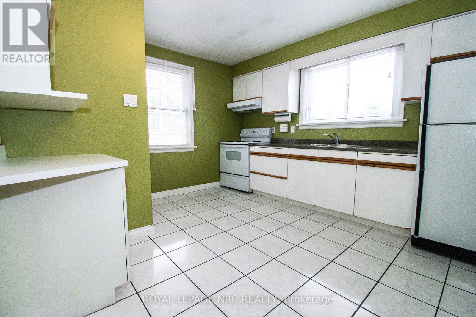 11 Melrose Avenue, St. Catharines, Ontario  L2P 2E3 - Photo 7 - X12310271
