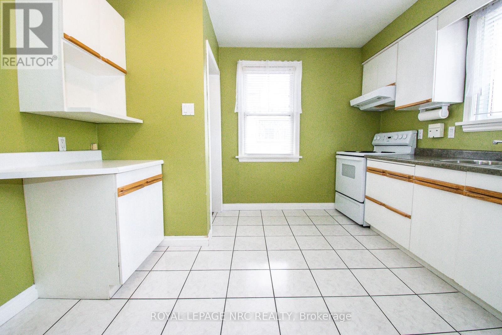 11 Melrose Avenue, St. Catharines, Ontario  L2P 2E3 - Photo 8 - X12310271