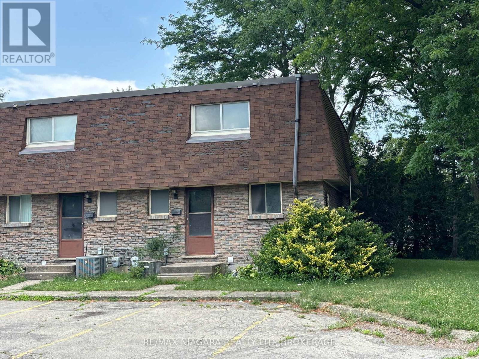 12 - 21 Woodlawn Road, Welland, Ontario  L3C 5Y7 - Photo 1 - X12310310