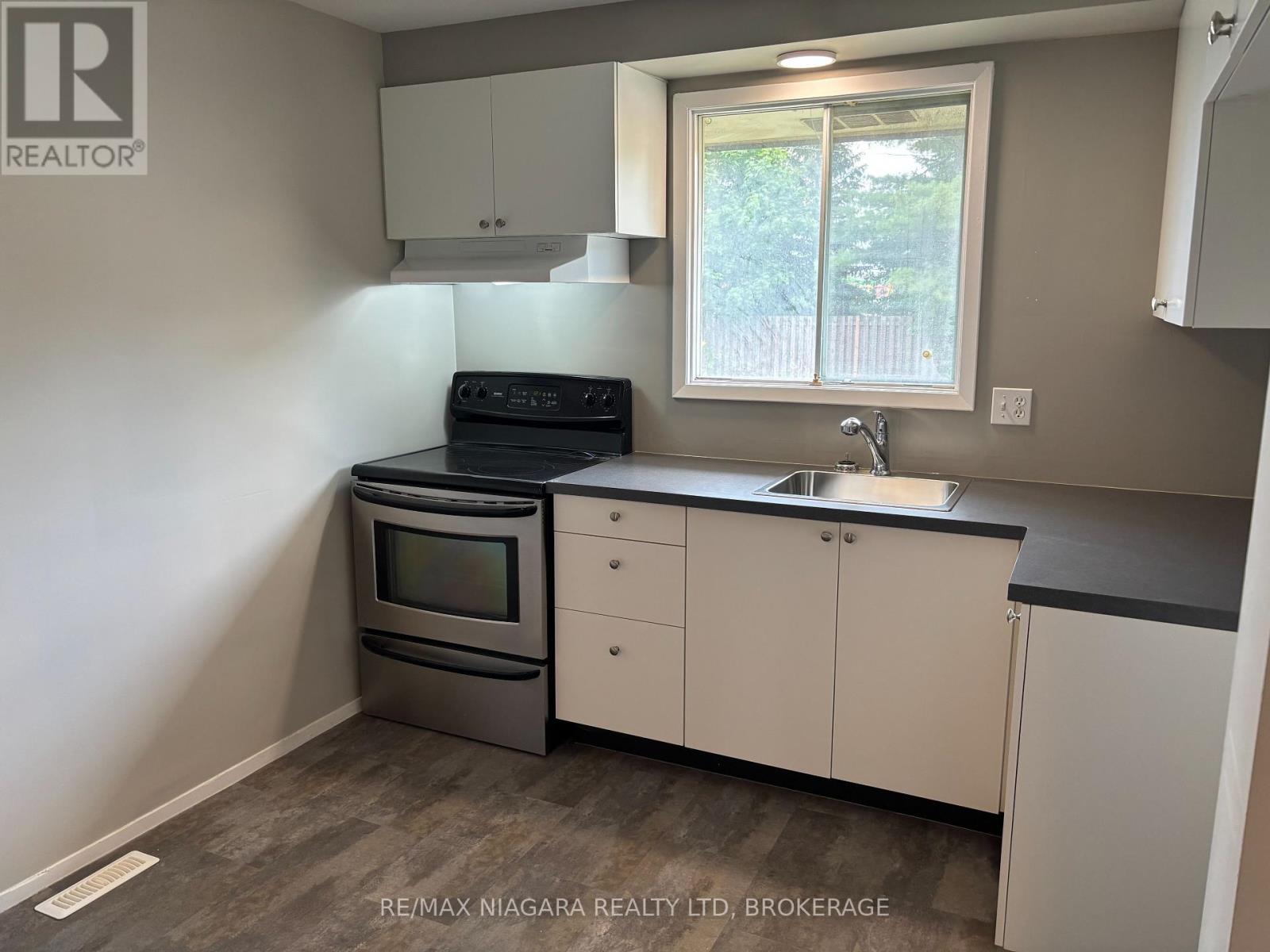 12 - 21 Woodlawn Road, Welland, Ontario  L3C 5Y7 - Photo 2 - X12310310