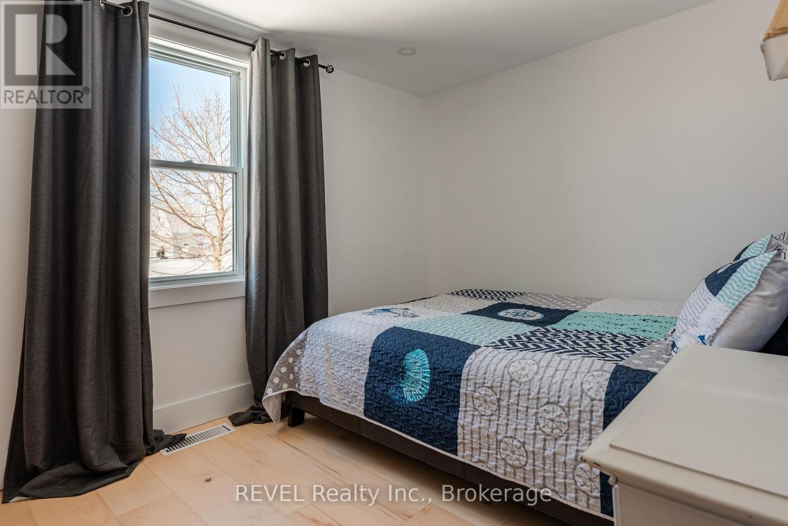 80 Lighthouse Drive, Haldimand, Ontario  N1A 2W6 - Photo 17 - X12310352