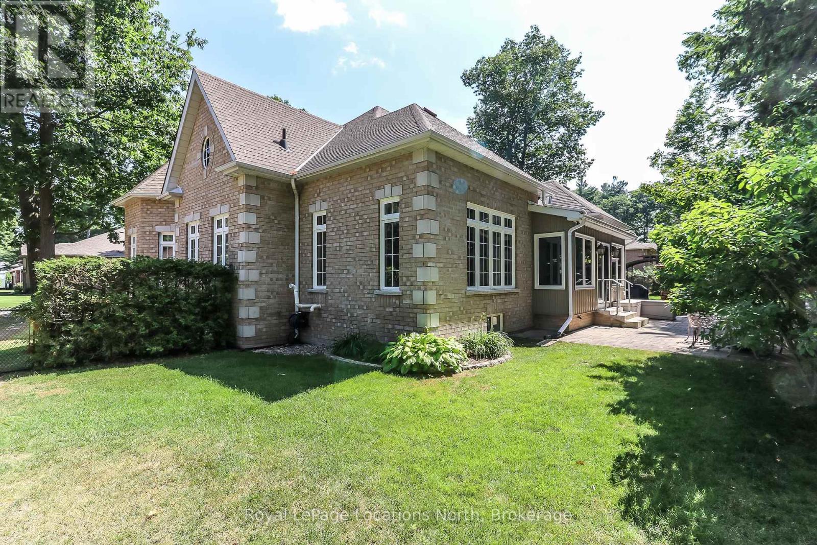 15 Downer Crescent, Wasaga Beach, Ontario  L9Z 1C2 - Photo 2 - S12310326